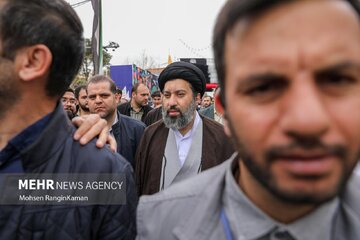 عکس جدید از سیدمیثم خامنه ای کوچکترین پسر رهبر انقلاب در راهپیمایی روز قدس