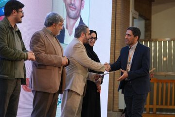 منتخبین ستادی بیستویکمین سالگرد تأسیس نهاد کتابخانههای عمومی کشور معرفی و تقدیر شدند