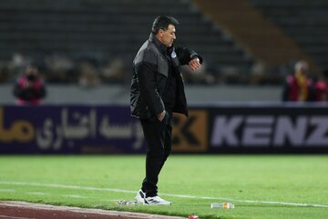 نوازی: تصمیم مدیریت باشگاه قبل از دربی تمرکز تیم را بهم ریخت/ هیچ چیز موسیمانه به استقلال نمیخورد/ داور دربی را نمیبخشم