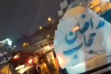 پس لرزه جمع آوری متحصنین مدافع قانون حجاب از جلوی مجلس توسط نیروی انتظامی/ همین کار را امام با سوپرانقلابی های دهه شصت کردند