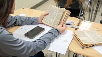 تحویل موبایل جلوی در مدرسه/ ممنوعیت استفاده از تلفن همراه در مدارس این کشور اروپایی