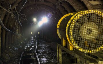 تلاش برای نجات جان کارگران معدن ادامه دارد/ «خانواده‌ها با حفظ خونسردی منتظر بمانند»