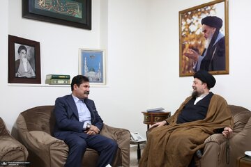 دیدار معاون رئیسجمهوری با سید حسن خمینی/ تغییر نگاه از واژه محرومیت زدایی به رویکرد توسعه و توانمندسازی در معاونت مناطق محروم ریاست جمهوری