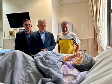 عیادت دکتر عبداللهی استاندار البرز از مادر شهیدان کرمیار