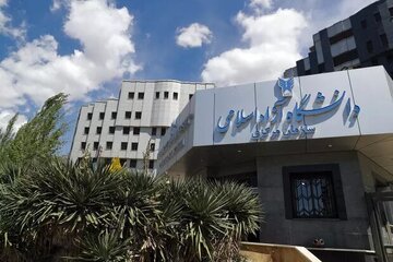 ماجرای اخراج ۱۰ دانشجوی دانشگاه آزاد تهران/ موضوع واقعا حجاب و روزه‌خواری بود؟