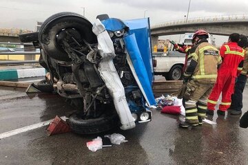 واژگونی مرگبار نیسان آبی در اتوبان باکری تهران/ عکس