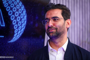 واکنش آذری جهرمی به برداشتها از اظهاراتش: موافق بمب هسته ای نیستم/ تولید بمب اتمی با منافع ملی و آرمانهای والای ایران در تضاد است