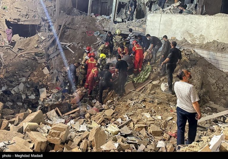 آواربرداری در محله نارمک تهران ادامه دارد