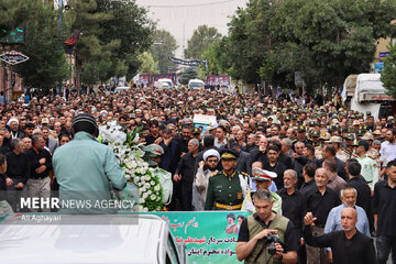 تصاویری از تشییع شهید لطفی/ پیکر جانشین سازمان اطلاعات فراجا بر دستان مردم ارومیه