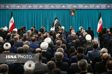 تصاویری از دیدار نمایندگان مجلس با رهبر انقلاب/ کدام نمایندگان در صف اول نشستند؟