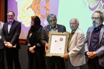 تقدیر از مردی که در سینما ماند و برای آن جنگید