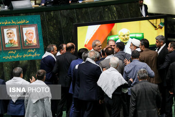 عکسی متفاوت پزشکیان و قالیباف در روز رأی اعتماد/ وزیر جدید اقتصاد در حلقه نمایندگان/ حواشی صحن علنی مجلس