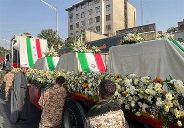 وزیرخارجه دست در دست یک نظامی/ تصویری که نظرها را به خود جلب کرد