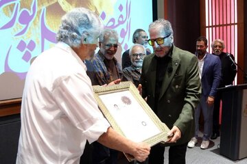 ابوالفضل پورعرب گواهینامه درجه یک هنری گرفت