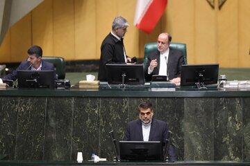 اتهاماتی از عکس یادگاری با فرح تا انتشار کتابهای مسئلهدار/ انتقاد شدید یک نماینده مجلس از عملکرد وزیر ارشاد