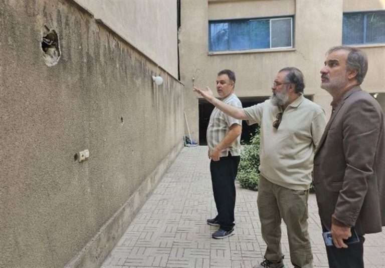 بازدید مدیران سینمایی از سینماگران آسیبدیده + عکس