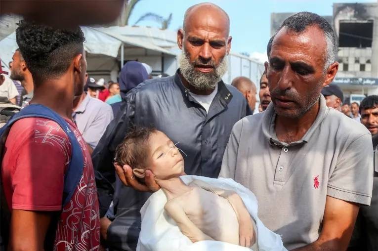 برافراشتن پرچم پیروزی توسط امام زمان