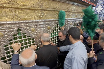 تصاویری از سفر رئیس جمهور به قم؛ از حضور در میان مردم تا حال و هوای زیارت حرم