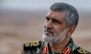 تصویری از اهدای انگشتری که خانواده شهید حاجی زاده به سردار موسوی هدیه دادند