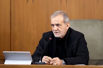 تصویری از پزشکیان در مراسم بزرگداشت شهدای قرارگاه مرکزی حضرت خاتم الانبیا (ص)