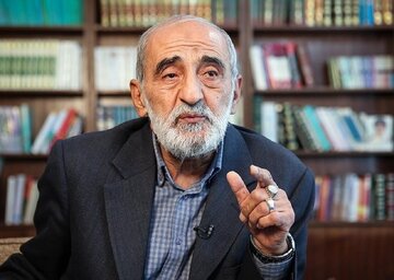 حمله تازه حسین شریعتمداری به پزشکیان به بهانه مصاحبه با تاکر کارلسون/چرا گفتید مراجع علیه فردخاصی فتوا نداده اند؟اتفاقا فتوا علیه ترامپ و نتانیاهو است