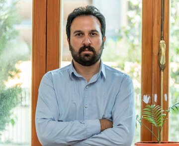 در آستانه‌ی سقوط، میان زمین و زمان