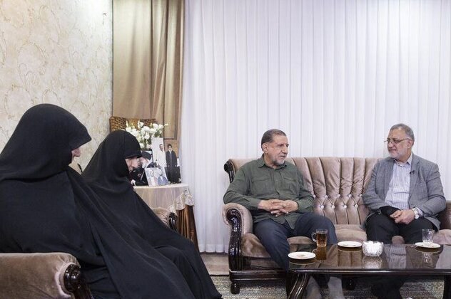 دیدار زاکانی با خانواده شهیدان «سردار حسن محقق» و «منصور پارسا»