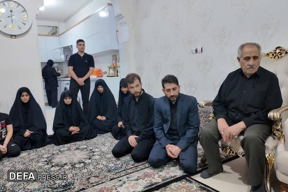 دیدار فرمانده نیروی زمینی سپاه با خانواده دو برابر شهید در جنگ تحمیلی اخیر/ روایت سردار کرمی از تفسیر پنهان عبارت «شهادت هنر مردان خداست»