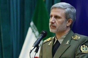 دیدار فرمانده کل ارتش با خانواده یک شهید مدافع وطن + تصاویر