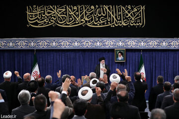 رهبر انقلاب: ملت با جهتگیریهای گوناگون سیاسی و وزن متفاوت مذهبی پای ایران عزیز ایستاد/ خداوند نصرت ملت ایران را تضمین کرده است