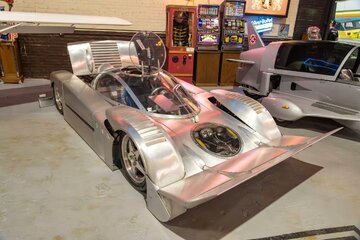 شیر دریایی آماده فروش است / خودرویی که مرز زمین و آب را شکست /عکس