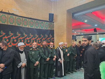 عزیز جعفری و طائب کنار یکدیگر در یک مراسم گرامیداشت/ تصاویری از فرماندهان کل سپاه از زمان دفاع مقدس تا کنون در مراسم ترحیم فرمانده کل پیشین سپاه