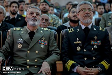 عکس دو تن از فرماندهای عالی رتبه ارتش در عاشورای سال ۱۳۸۰