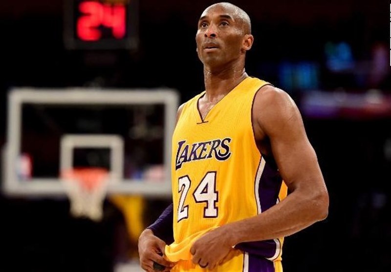 فروش کفشهای اسطوره فقید لیکرز در یک حراجی + عکس