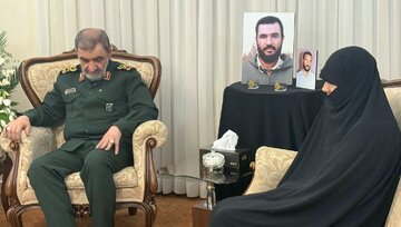 محسن رضایی با خانواده شهیدان سلامی و رشید دیدار کرد + عکس