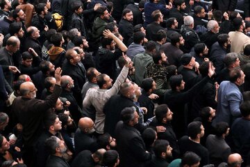 مداحان مشهور با خواندن اشعار وطن پرستانه در مجالس عزاداری، جلوی دوگانه تراشی ها را گرفتند/ برخی می خواهند میهن دوستی را به حاشیه ببرند