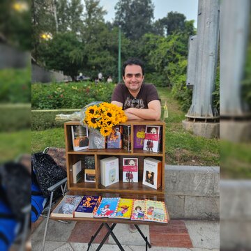 میز ترجمه در پارکها/ حکایت مترجمی که کتابهایش را هدیه میدهد