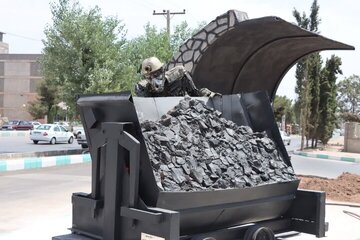 نصب تندیس «مرد معدنچی» در شهر کرمان / آرش کمانگیر به کرمان می آید!