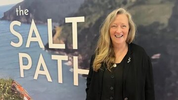 نویسنده پرفروش به جعل واقعیت متهم شد