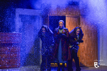 آدمهای جدیدی که یک به یک از کمدهای اتاق بیرون میآیند/ عکس