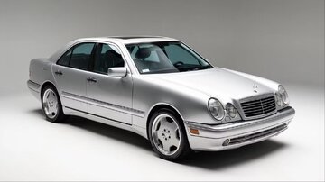 از تاریکی زیرزمین تا نور حراجی / مرسدس بنز ۲۶ ساله آماده فروش میشود /عکس