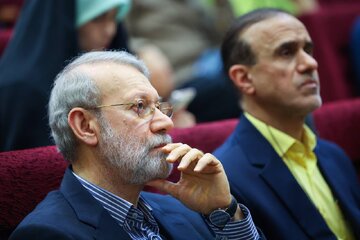 استقبال عجیب از علی لاریجانی در لبنان با برنج + تصویر