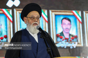 امام جمعه بخش مرکزی یزد: برخی از خواستههای جبهه اصلاحات مطالبات دشمن است / امام جمعه ایلام: پیشنهاد تعلیق غنی سازی همان مسیری است که لیبی رفت