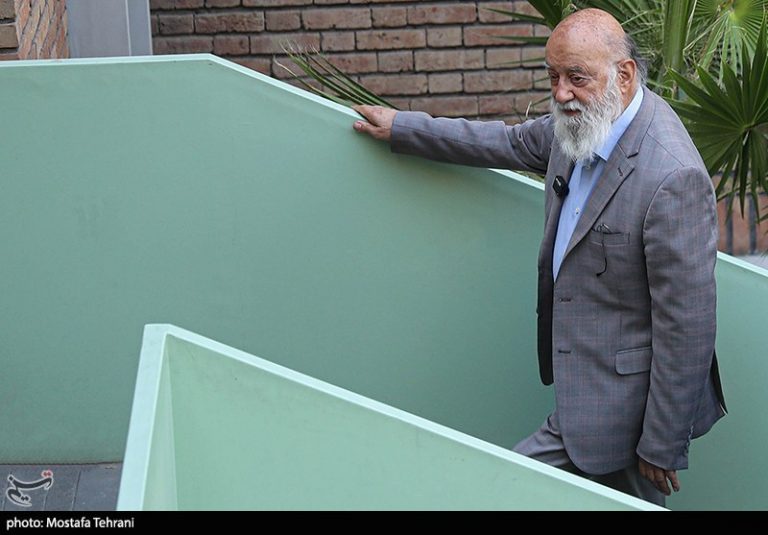 انتقاد چمران از نصب غیرمجاز دکلهای موبایل و کوتاهی شهرداری در دریافت عوارض