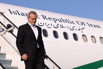 تصاویر رئیس جمهوری در آرامگاه اقبال لاهوری/ دختر پزشکیان هم بود/ کدام وزرای دولت در عکس یادگاری حضور داشتند؟