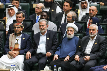 تصاویری از آخرین ساعات زندگی شهید هنیه در مجلس شورای اسلامی/ روبوسی شهید هنیه با پزشکیان در مراسم تحلیف/ خوش و بش لاریجانی با مقامات مقاومت فلسطین