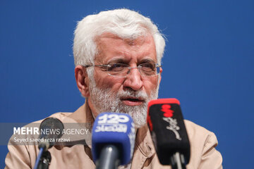 تصاویری از سعید جلیلی در حرم حضرت علی(ع)/ سلفی با رئیس دولت سایه