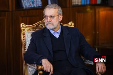 تصویر علی لاریجانی در دیدار با خانوادههای شهیدان محرابی و شادمانی