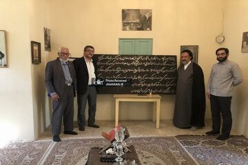 تصویری از سیدمحمود دعایی بر مزار دکتر مصدق در روستای احمد آباد