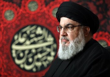 تصویری منتشر نشده از شهیدان شادمانی و رشید در کنار سید حسن نصرالله در دهه ۹۰